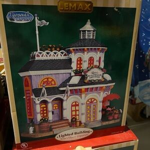 Lemax Plymouth Corners Lighted Building with Red and White Accents